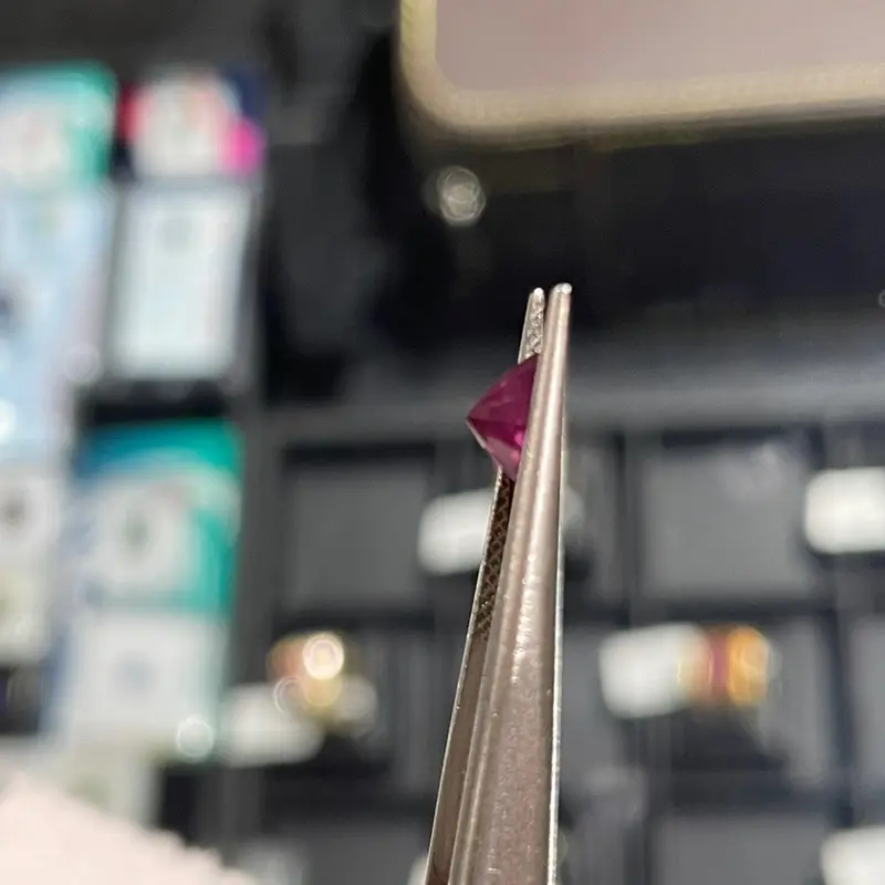 Đá quý Tourmaline hồng đậm. Tự nhiên, không xử lý 3