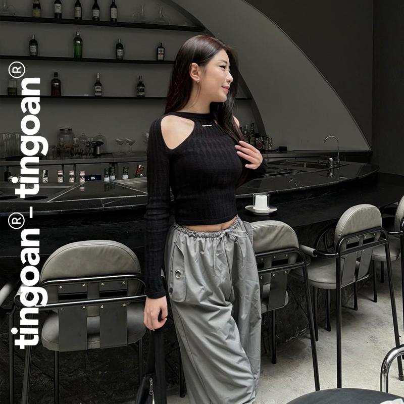 TINGOAN - Áo len dáng ôm dài tay khoét 2 bên vai đen vân len nổi LUCCI TOP/BL