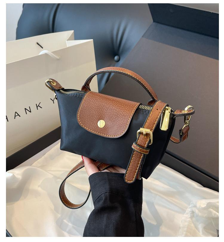 Product Introduction of Retro Explosions Handbag Shoulder Crossbody Bag Carrying High-grade Nylon Jiaozi Bag. 2