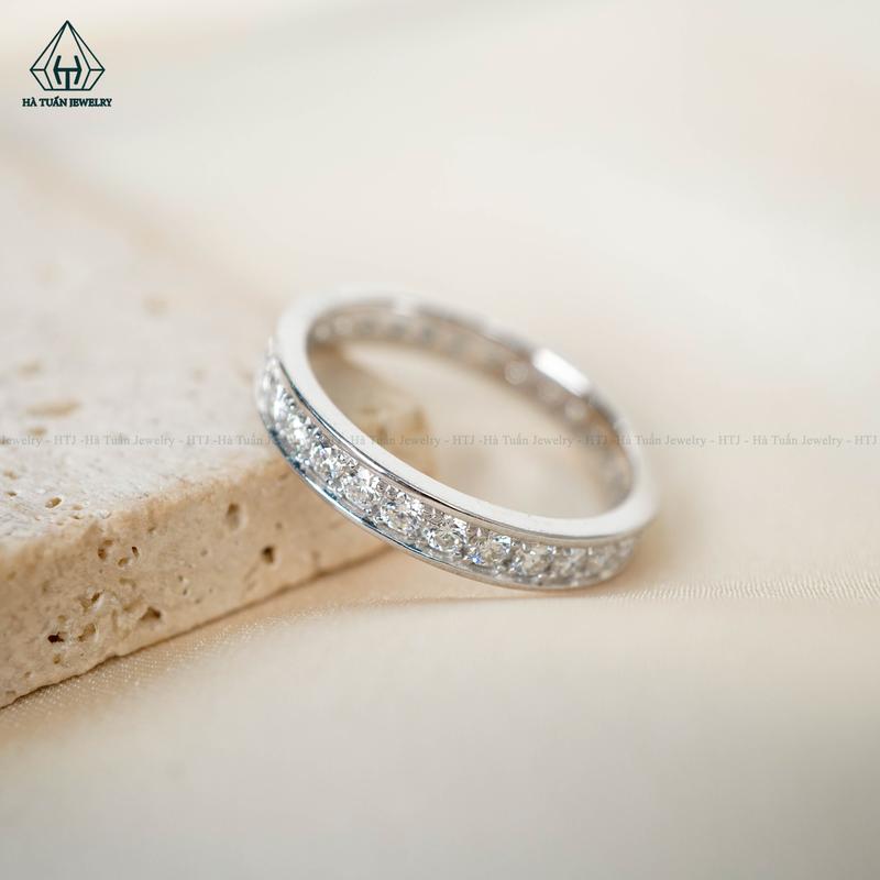 Hà Tuấn Jewelry Nhẫn Bạc 925 Xi Kim Đính 1 Hàng Đá Tấm FULL MOISSANITE 2mm RX222