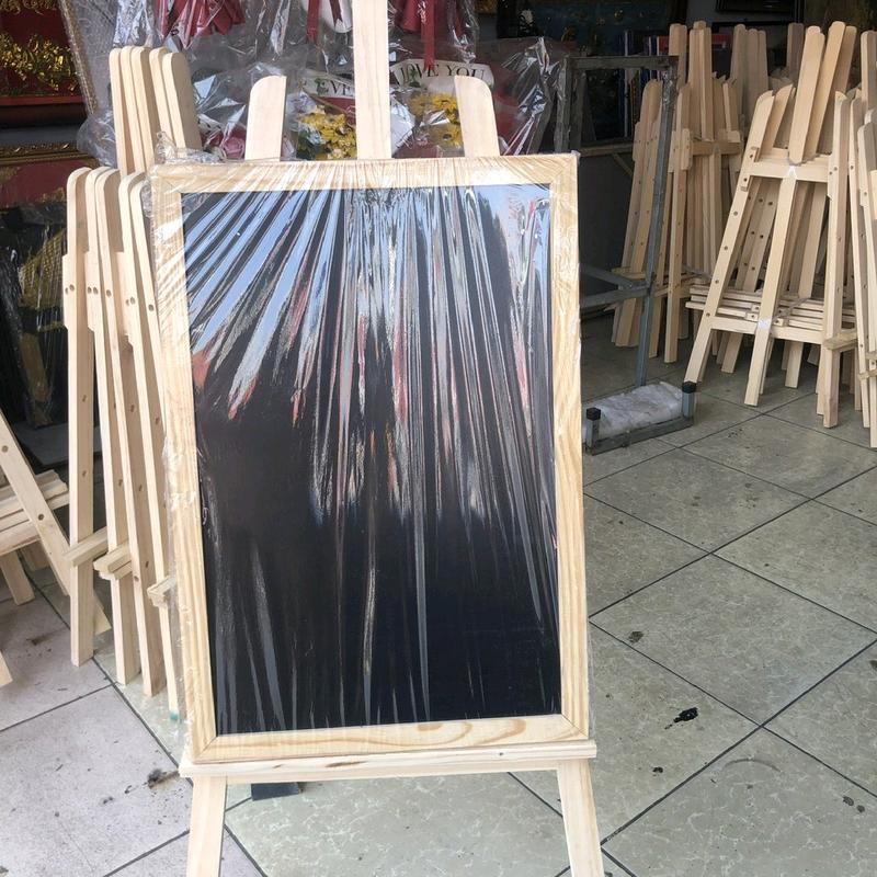 Bảng Menu viết phấn , viết bút dạ quang có thể điều chỉnh lên ,xuống  chân đỡ cao 130cm tặng kèm phấn màu.