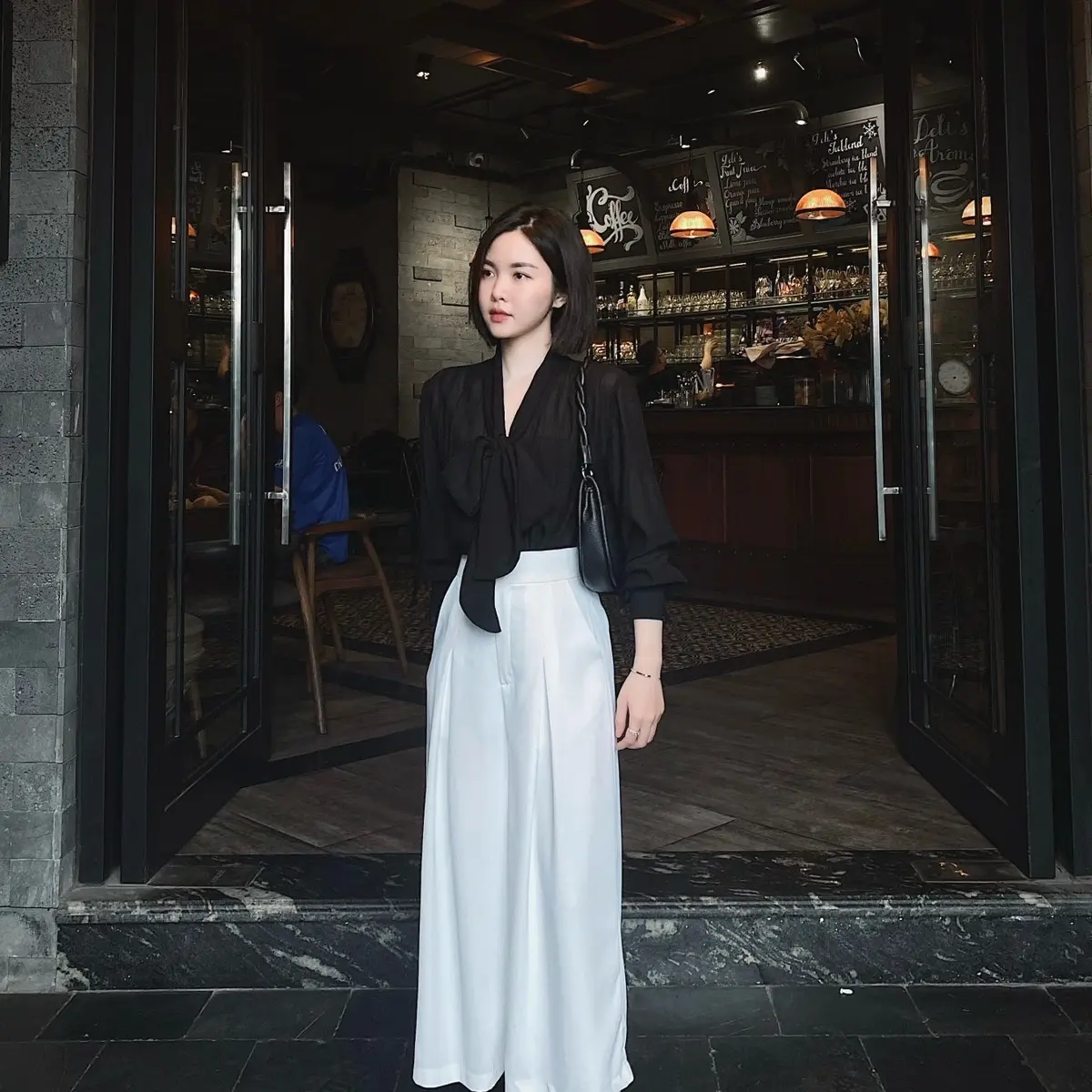 Somi đen tơ ( quần trắng xuông ) - Luu Hanh