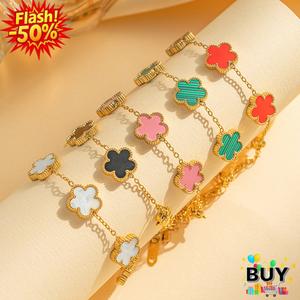 สร้อยข้อมือเหล็กไททาเนียม สำหรับผู้หญิง ดีไซน์โคลเวอร์นำโชคและดอกไม้ห้าหลี 18k ไม่ซีดจาง สแตนเลสกันน้ำ ของขวัญเครื่องประดับ มีสีดำ แดง และทองให้เลือก น่ารัก ผู้หญิง