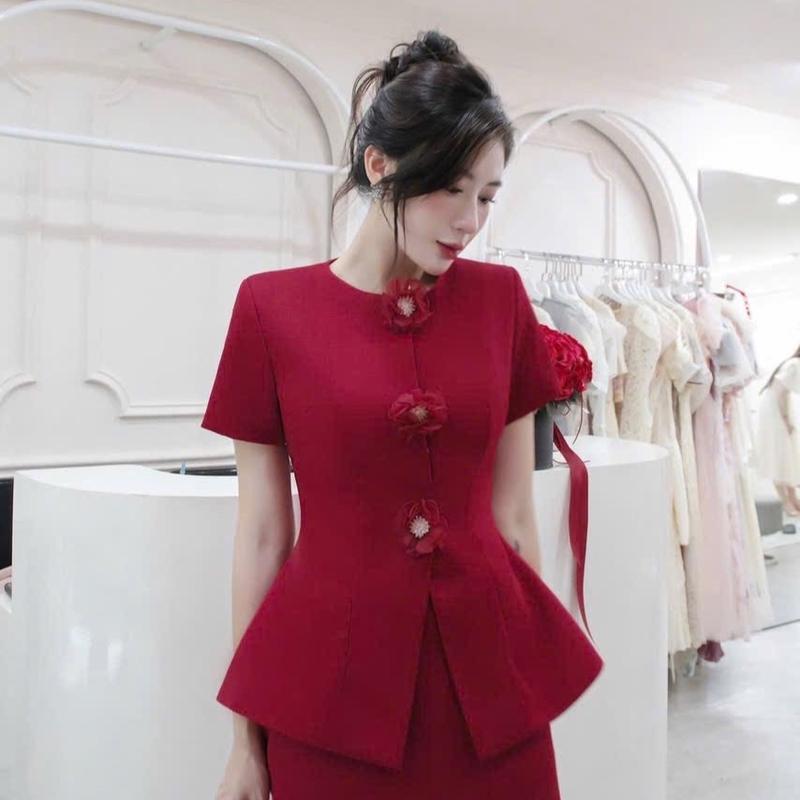 Set áo vest cổ tròn màu đỏ có kèm hoa cài đỏ có bigsize 2