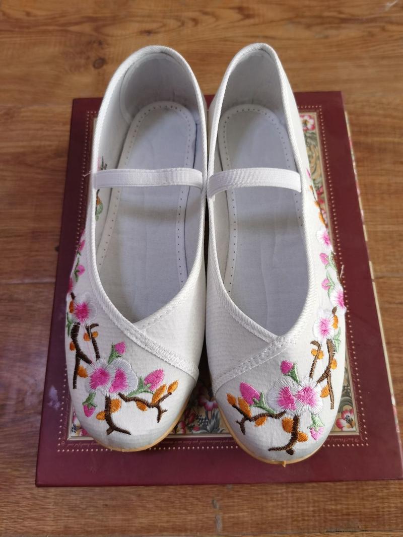 Product Introduction of 2025 Children's Embroidered Shoes Hanfu Shoes Women's Traditional Cloth Shoes New Girls' Performance Dance Shoes Chinese Style 13