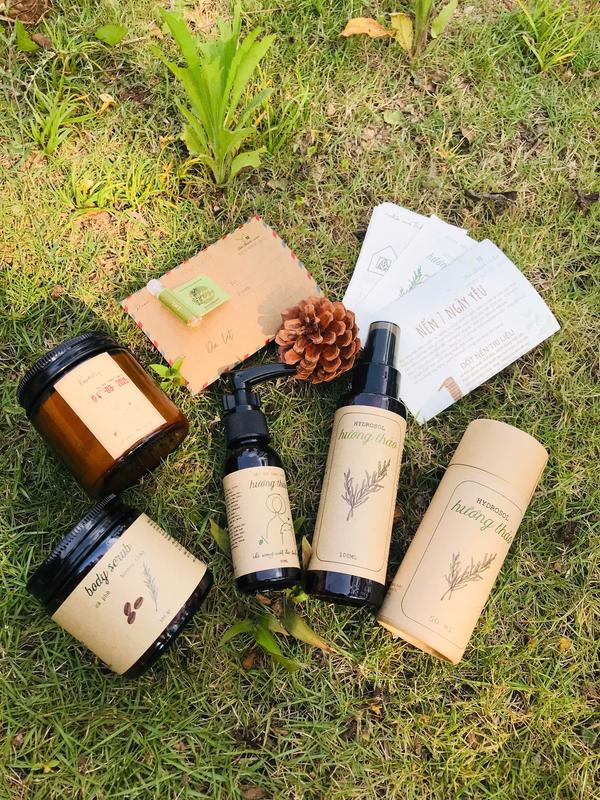 Bộ hương thảo: Tinh dầu hương thảo 1ml + Nến hương thảo 100gr + Tẩy tế bào chết hương thảo cà phê 100gr + Xịt tóc hương thảo 100ml + Nước cấp ẩm hương thảo 50ml + Dầu gội hương thảo 50ml + 1 Quả thông