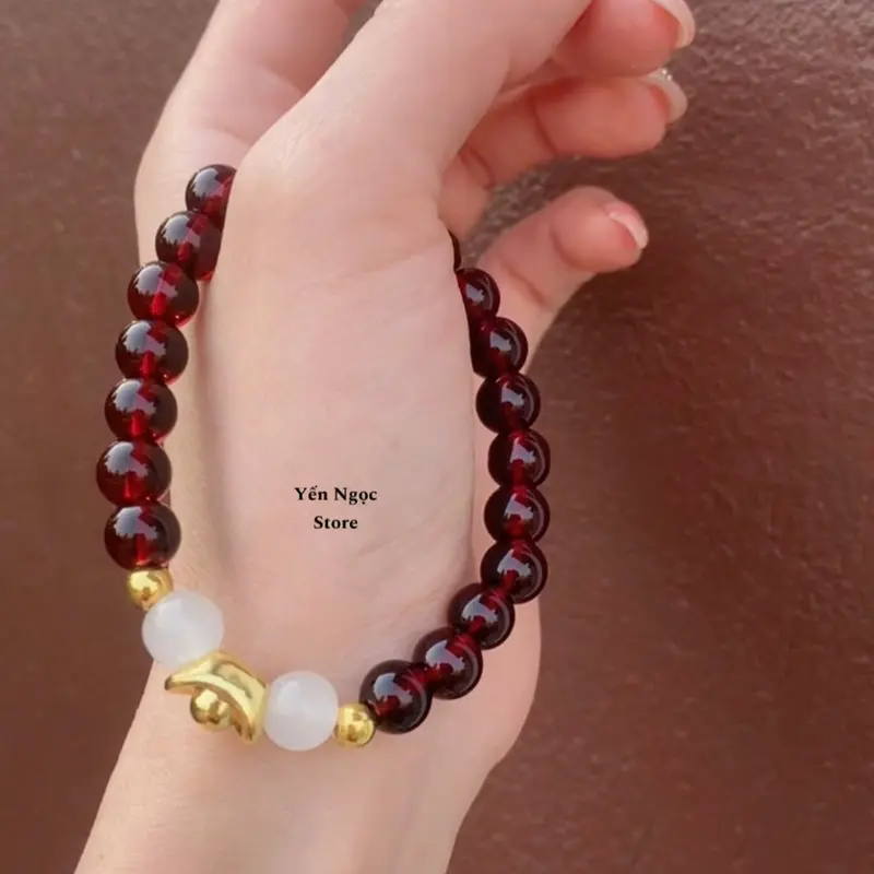 Vòng tay nữ 8ly đỏ rượu vang mix charm thỏi vàng hút lộc_sự kết hợp mới nhất 2025 4