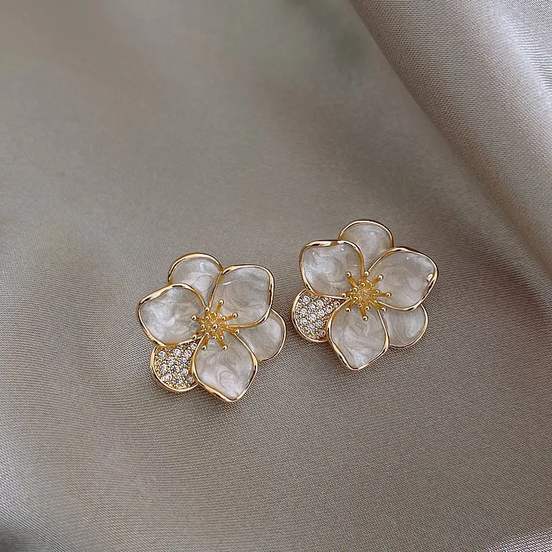 Zircon Floral Stud Earrings for Women French Retro Elegance Shows Temperament Perfect for Everyday and Also Dinner Party Gifts