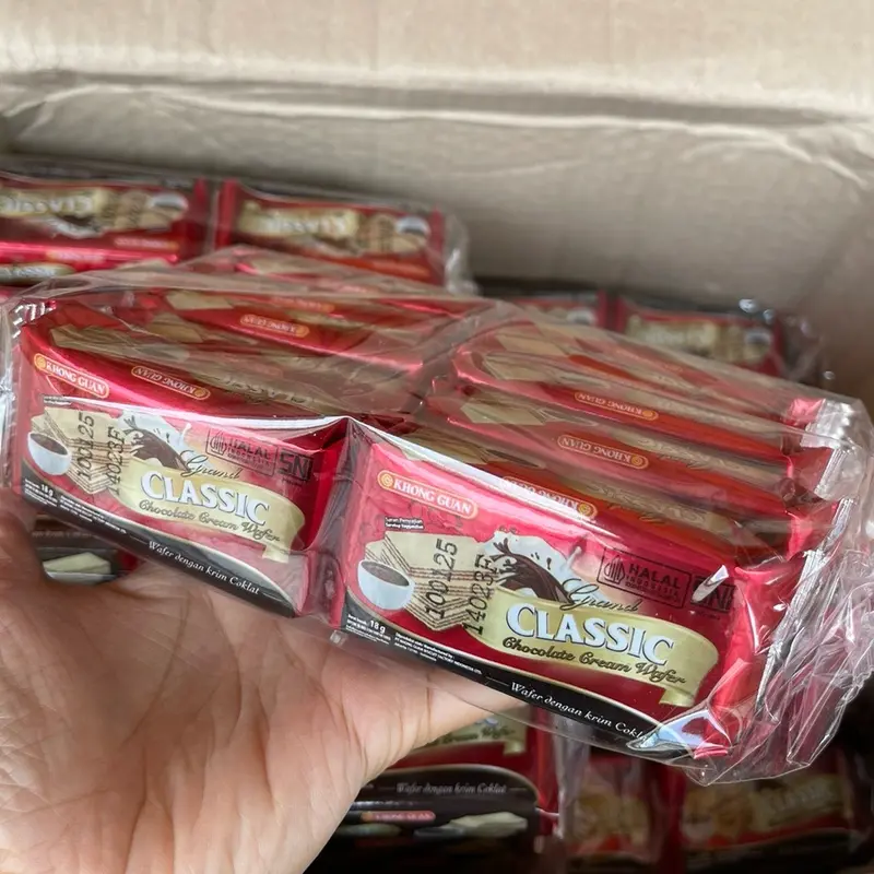 Agen distributor makanan ringan snack cemilan biskuit wafer khong guan grand classic chocolate cream renceng pack murah 2