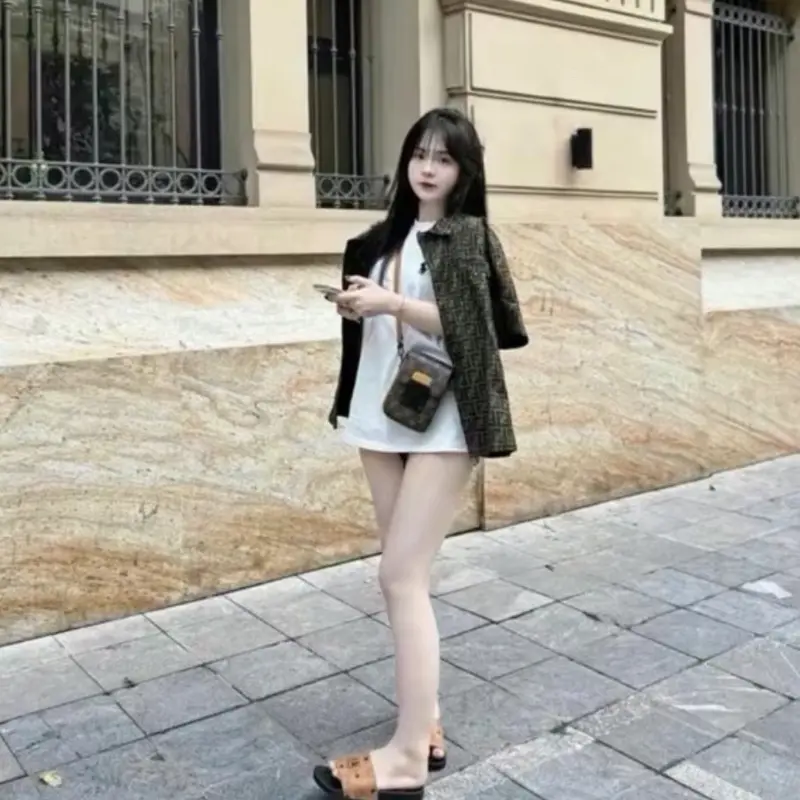 Dép Quai Ngang Nam Nữ M.C.Quai Da In Hoạ Tiết Siêu Nét Phối Logo Hợp Kim, Đế Đúc Cao Su Non Đi Êm Ái Mềm Mại dép  nam DéP 1