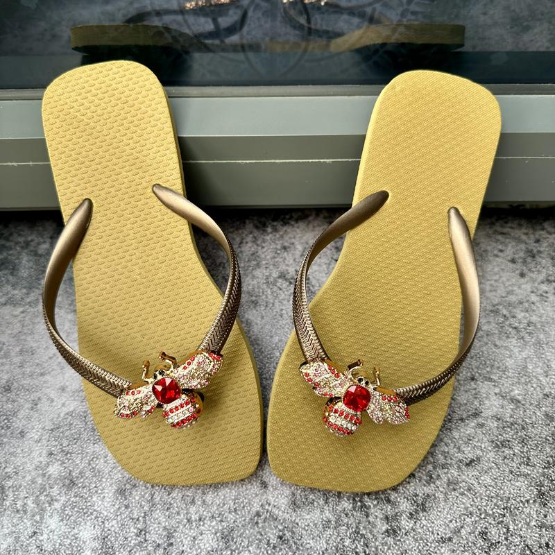 [Mũi Vuông] DÉP XỎ NGÓN NỮ GẮN CHARM ONG ĐÁ ĐỎ LẤP LÁNH NỔI BẬT MŨI ĐẾ VUÔNG TÔN CHÂN CHẤT CAO SU ÊM ÁI DéP Shoes GiàY Caro