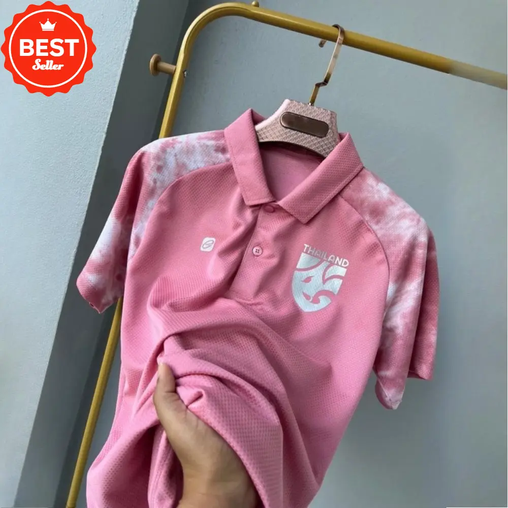 Áo Polo ngắn Tay, Hiệp hội Bóng đá Thái Lan, Logo Đội tuyển Quốc gia Màu bạc, Có Nhiều Kích Cỡ, Thích Hợp Tập Thể Dục, Thể Thao, Đi Bộ Đường Dài, Ngoài Trời, Trang Phục Tại Nhà Và Thường Ngày Quần Áo Cỡ Ngoại Cỡ