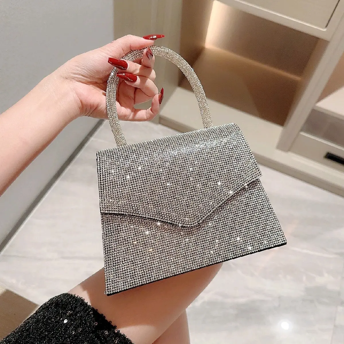 Túi Xách Nữ Đeo Chéo Women Bag Clutch Cầm Tay Cốp Đi Tiệc Quai Xách Đính Đá Nắp Bì Thư Blingbling Lấp Lánh Lung Linh Kèm Dây Xích Size 20 Sang Trọng Quý Phái Quyến Rũ HÀNG CHUẨN QC Bag Đinh Nhung Kem tuideo cheonu tuixach  thoitrang