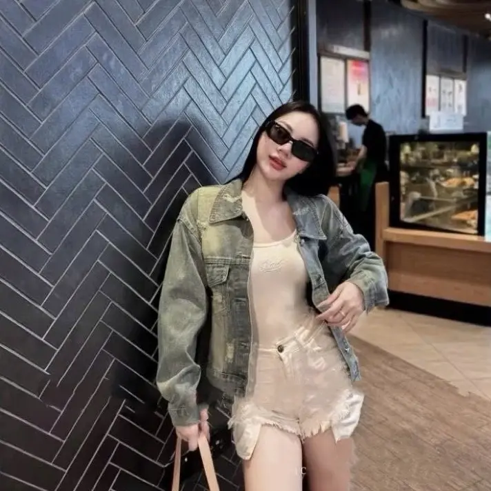 Áo khoác bò nữ xước. Form vừa người. M62 55kg đổ lại ( có 6 túi )   Women. Top Jacket SEO 1