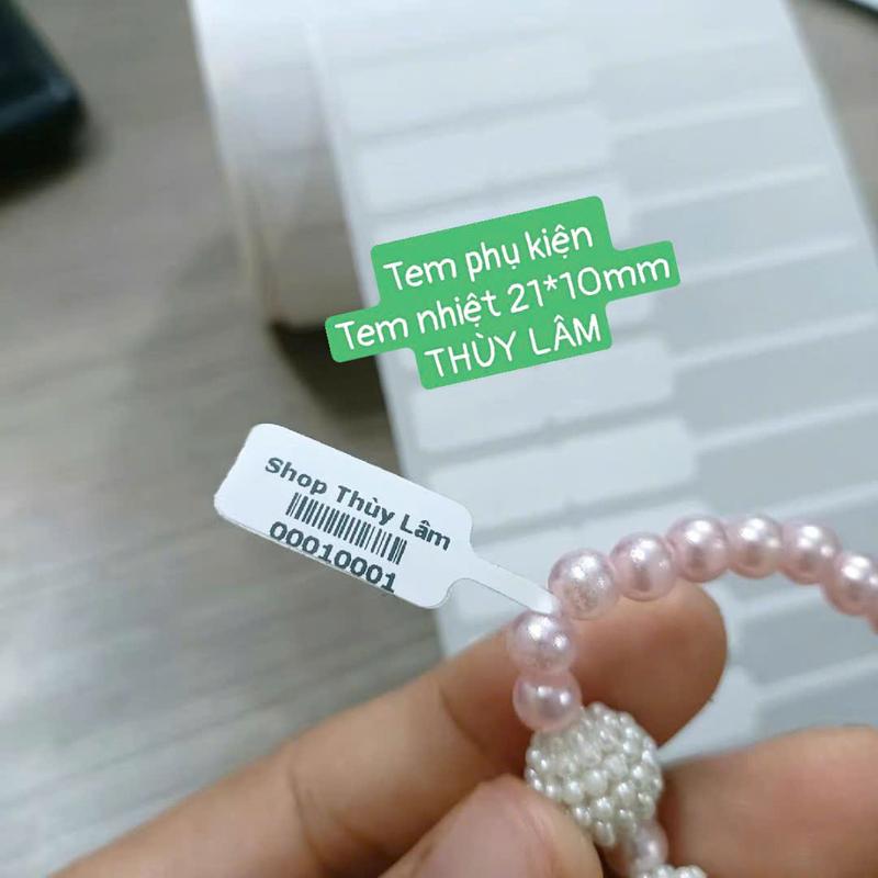 Giấy in tem phụ kiện trang sức khổ 21*10mm cuộn 30m dùng cho máy in tem XP350B. Giấy in nhiệt THÙY LÂM có keo bóc dán