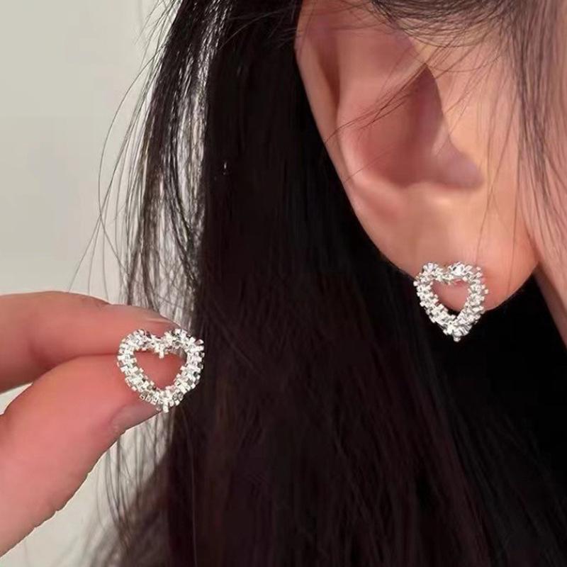 Product Introduction of Hollow Love Earrings Female Summer Light Luxury Small Sense of Temperament Earrings Daily Simple 10