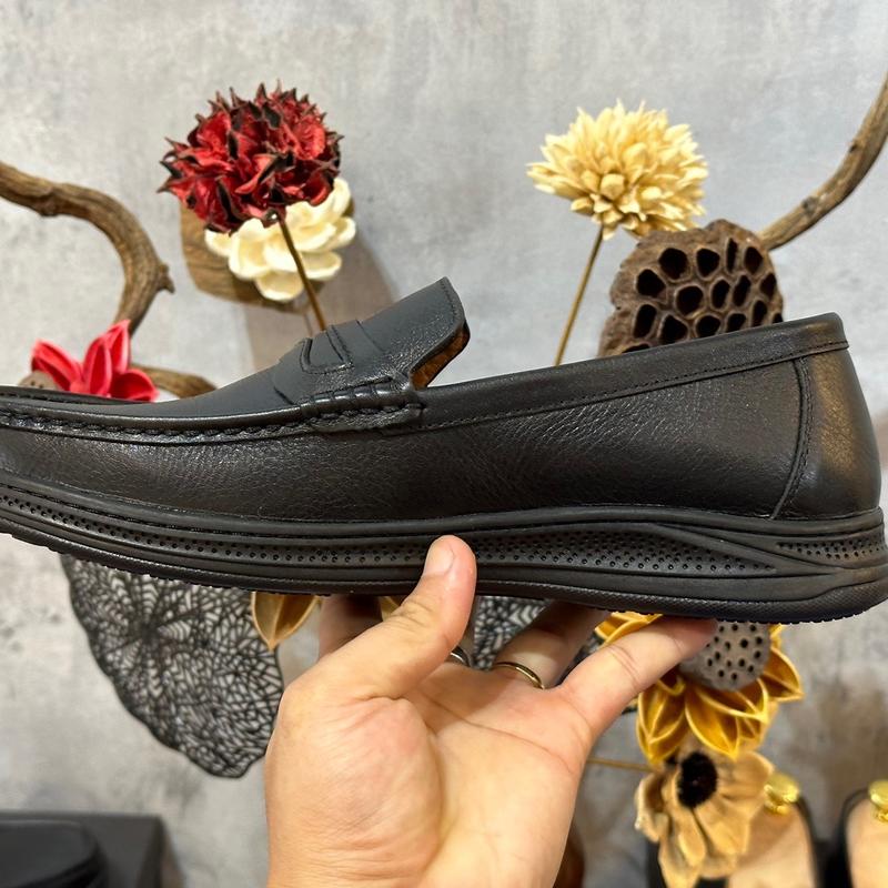 - Mocca 12: Dòng lười da bò Nappa cao cấp, mềm mịn có form dáng hiện đại trẻ trung, hoàn thiện hoàn toàn thủ công để đảm bảo độ bền và độ thẩm mỹ cao nhất. Một trong những dòng lười dễ đi mà một quý ông nên có. HỖ TRỢ KHÁCH ĐỔI SIZE KHI KHÔNG VỪA! 5