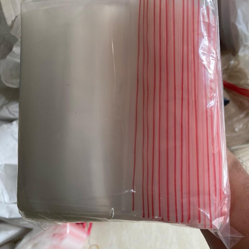1kg túi zip chỉ đỏ . có kích thước 6×8,5cm đựng nước chấm và thuốc tây chia liều 1