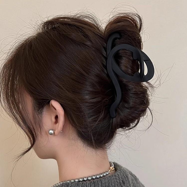 Product Introduction of Matte High-End Large Hair Claw Clip for Women, Back of Head Velvet Line Shark Clip Design, Autumn Winter Hair Accessory Hairpin 1