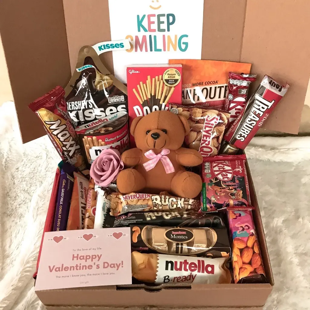 BOX OF HAPINESS - HAMPERS COKELAT/ KADO COKELAT/ HADIAH COKELAT/ ULANG TAHUN, ANIVVERSARY, VALENTINE, GRADUATION Chocolate Food Manis