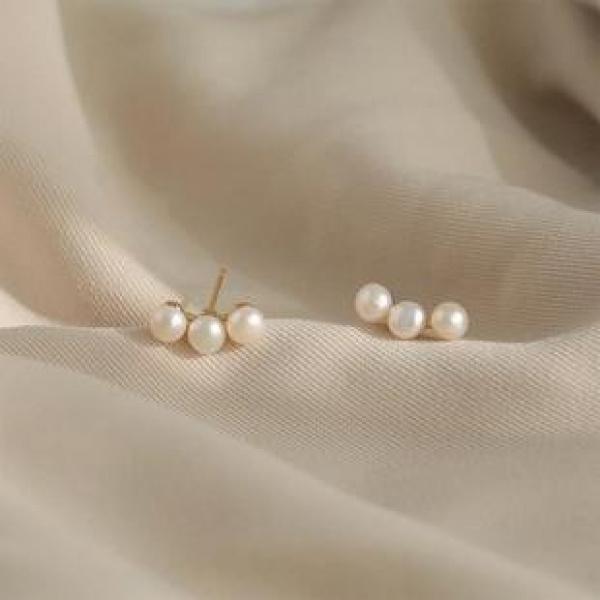 Product Introduction of S925 Silver C- Shaped Earrings Female South Korea Elegant High Sense Online Red Light Surface Ear Ring Ins Niche 2022 New Fashion 3