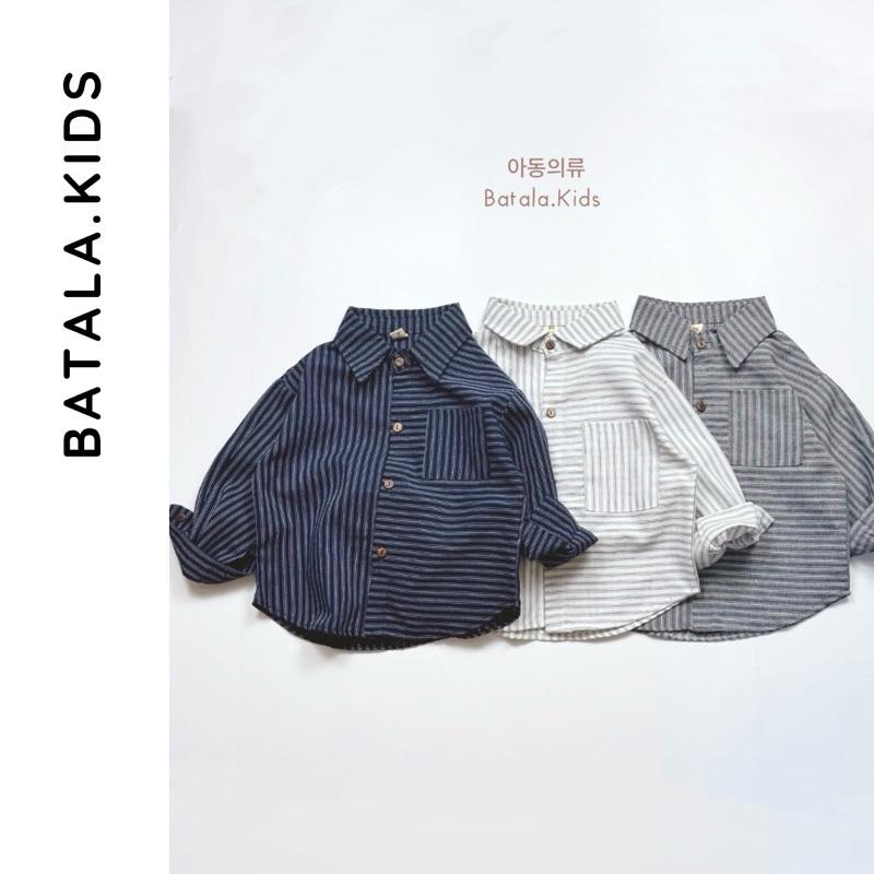  Áo sơ mi dài tay sọc dọc cho bé trai bé gái Batala Kids áo SƠ MI KẺ DÀI TAY TÚI SỌC DỌC 3 MÀU phom Hàn 2025 