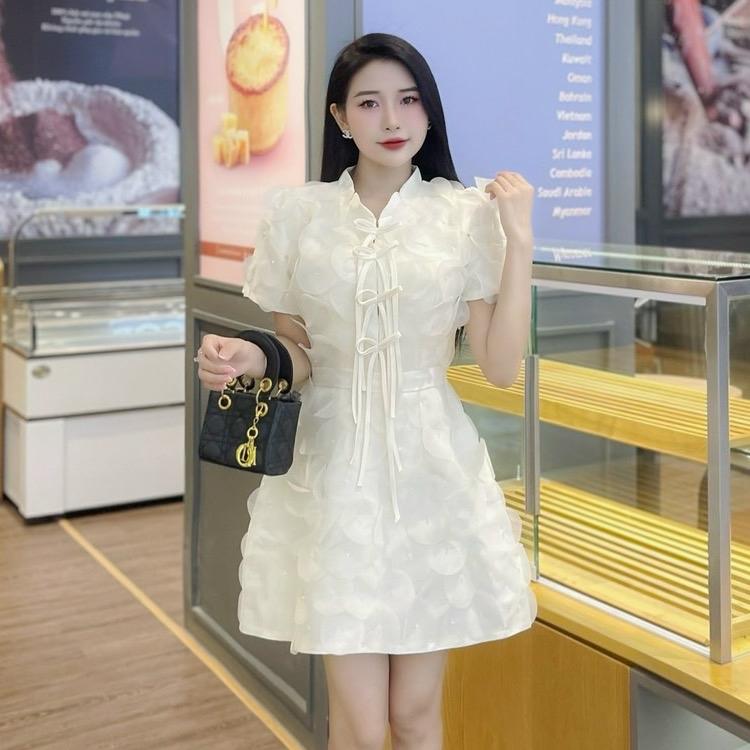 ￼Váy thiết kế dáng A cổ tàu phối dây nơ- Khâu đính hoa thủ công thắt nơ trước, đầm dự tiệc, đi chơi đi làm. Đầm thiết kế tôn dáng che khuyết điểm. 2 tông màu dễ mặc. Nữ Women Kem Dress Lịch váy  tiệc   váy thường mặc dam  didam cuoi váy  tay phồng váy  cổ 4