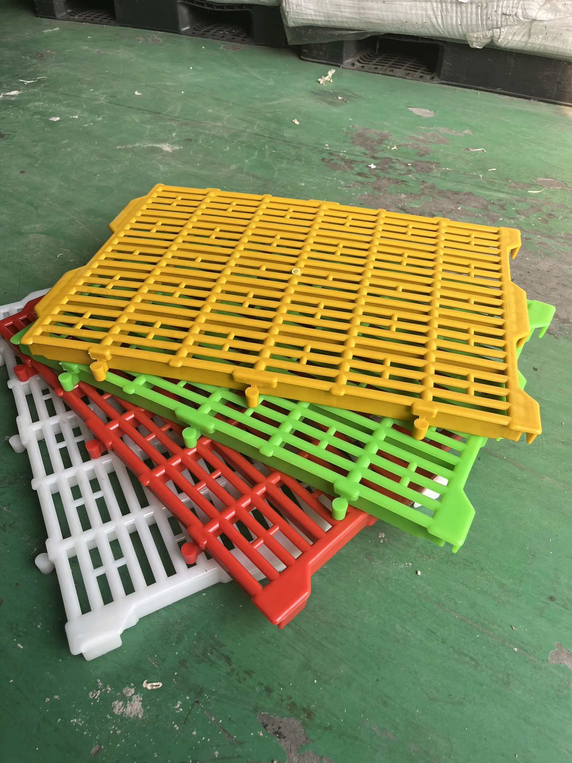 Thảm  nhựa  lót chuồng chó, thú cưng siêu bền 55*40*3cm( màu xanh, đỏ, trắng, vàng) chuong  cho
