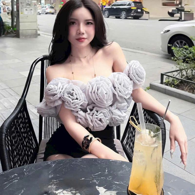 Áo croptop bẹt vai đính nhiều bông có mod ngực 0