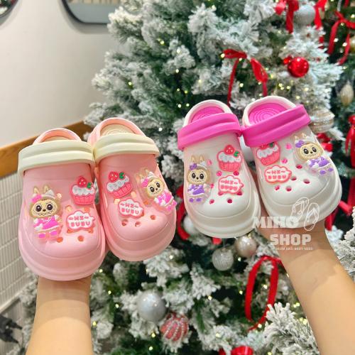 CÓ ĐÈN - Dép sục Labubu có quai bánh kem dâu 2 lớp mềm êm chân cho bé 