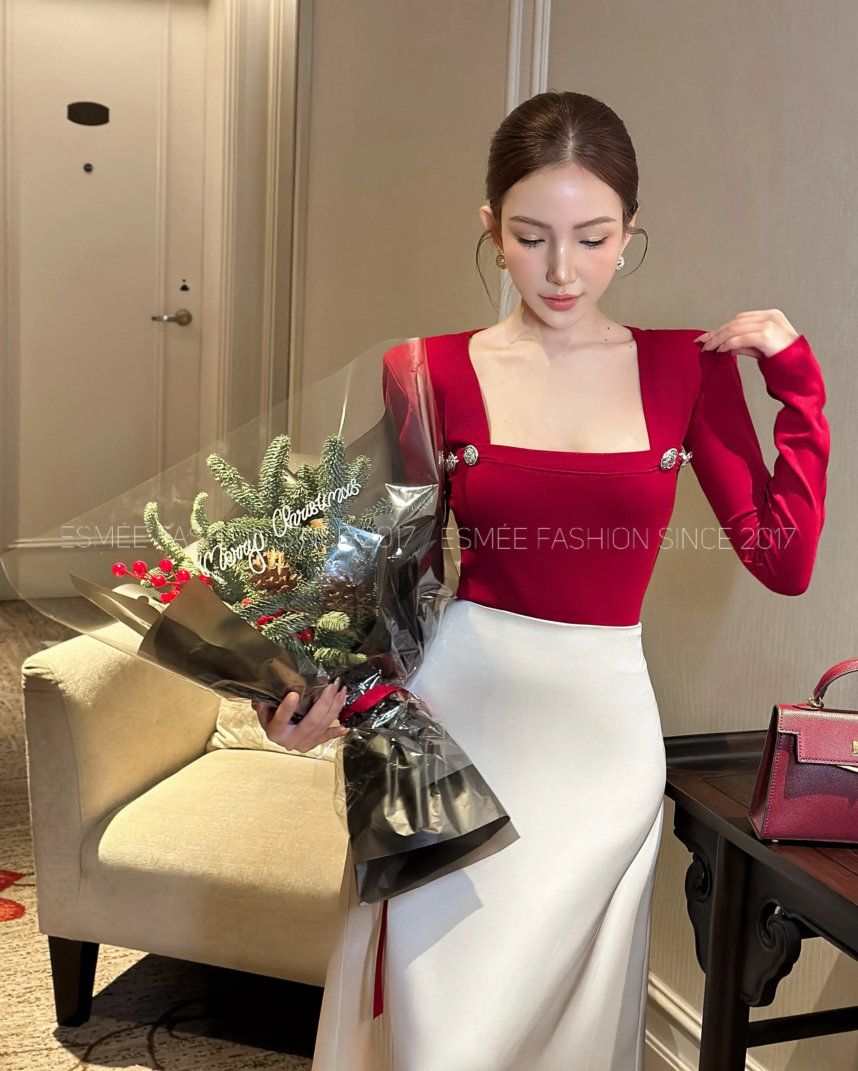 Áo thun Borip cổ vuông đính 6 cúc bạc, dáng không quá ôm, có đệm vai, tay xỏ ngón bao không xù nhão
