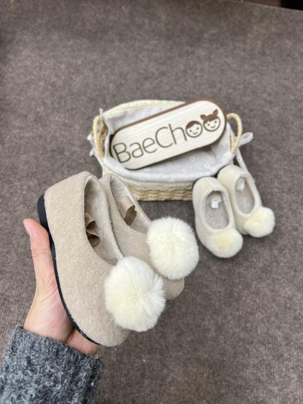 Giày búp bê lông gắn cục bông tròn trắng BAECHOO phong cách Hàn Quốc cực kỳ dễ thương dành cho bé gái mặc áo dài diện tết