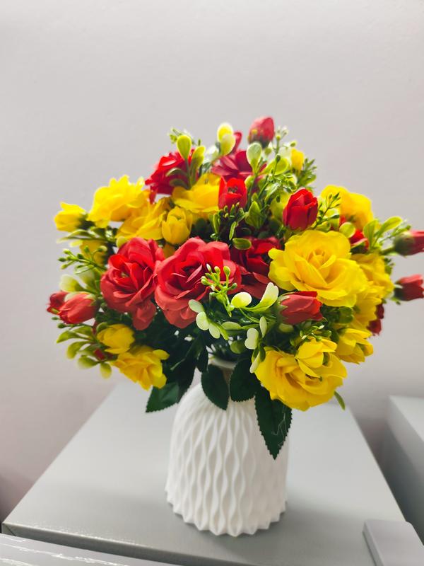 combo 4 cành Tặng 1 Bình Nhựa Cứng ,Canh Hoa Hồng Tỉ Muội  Mầu Vàng với Đỏ  cao 25 cm , cành 7 hoa ,7 nụ kèm Điểm Decor Phòng Trang Trí Nhà bình  hoa hoa  cốc 4