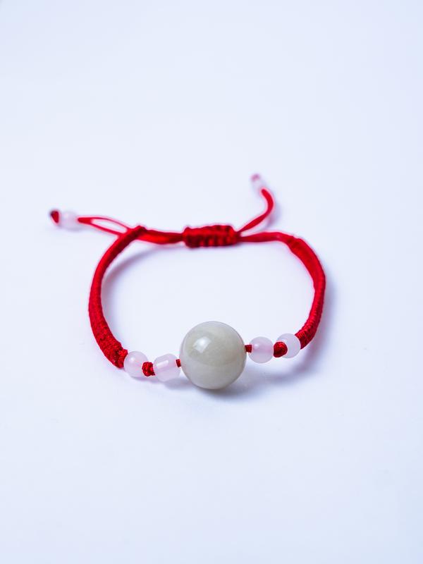 Vòng tay đá phong thủy màu trắng dạng thạch anh hoặc đá màu xanh ngọc dạng thạch anh biểu tượng cho tình yêu