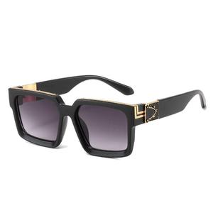 แว่นกันแดดกรอบใหญ่ สไตล์ยุโรปและอเมริกาใหม่ สำหรับผู้ชายและผู้หญิง แว่นกันแดดแฟชั่น พร้อมเครื่องประดับโลหะ ขอบเอนกประสงค์