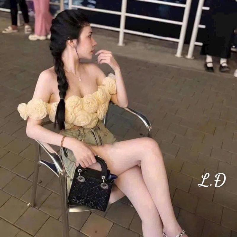 Áo croptop bẹt vai đính nhiều bông có mod ngực 3