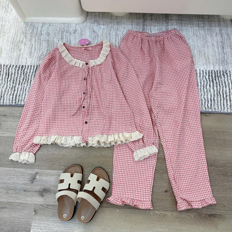 Bộ đồ ngủ mặc nhà nữ Hh áo dài tay bồng cổ áo cao phối Viền ren bản to trước ngực có nơ gấu áo bèo quần xuông hoạ tiết kẻ caro nhỏ chất liệu đũi mềm êm mát thấm hút mồ hôi