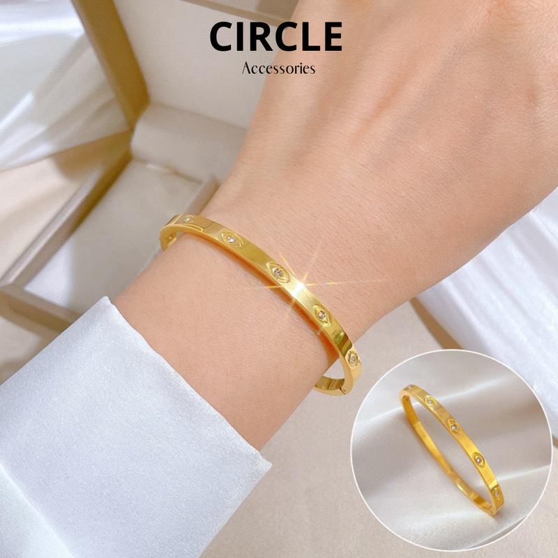 Lắc tay dạng kiềng Cati, mắt nhỏ mạ vàng 18K bền màu, không đen gỉ, chất liệu Titan toàn thân cao cấp an toàn cho da.