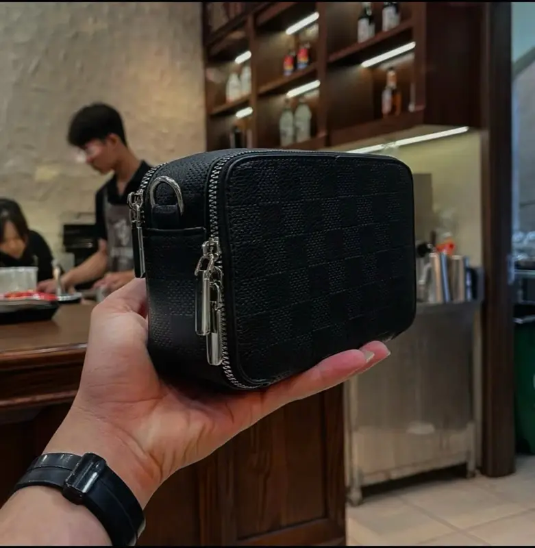 Túi đeo chéo dập vân da bóng hàng có box và không box - tuideocheobag Nam 5