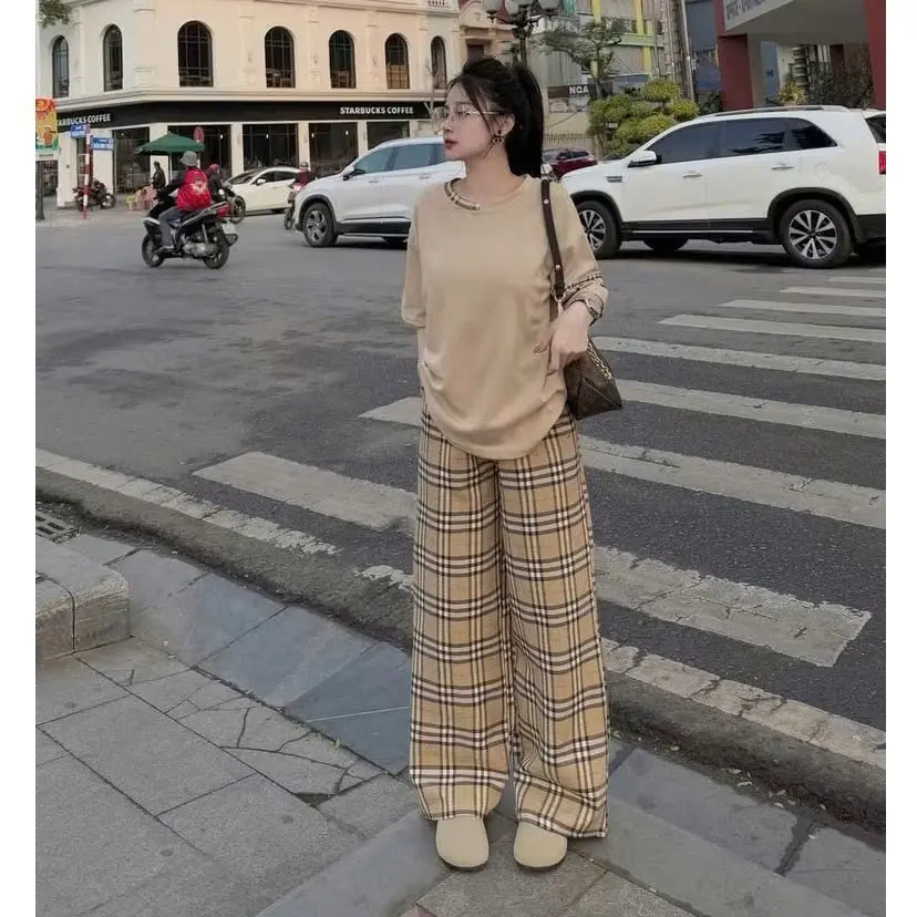Set bộ nữ gồm áo phông viền tay phối cùng quần dài kẻ thời trang năng động