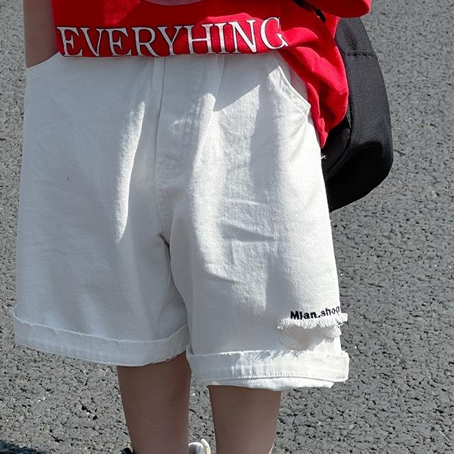 23XK0381 QUẦN JEAN NGỐ BÉ TRAI , QUẦN JEAN GIẤY NGỐ MÀU TRẮNG CÓ THÊU CHỮ RÁCH XƯỚC Ở ỐNG CÀ GẤU QUẦN