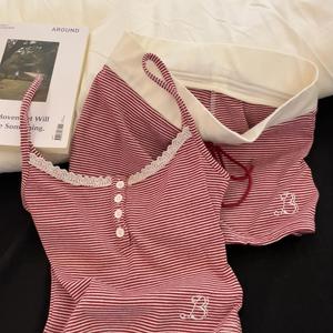 ชุดนอนลายทางสีแดง สไตล์เกาหลี เสื้อสลิงฤดูร้อนของผู้หญิง กางเกงขาสั้นทรงหลวม ทรงตรง เหมาะสำหรับฤดูใบไม้ผลิและฤดูใบไม้ร่วง Niche สไตล์ Ins