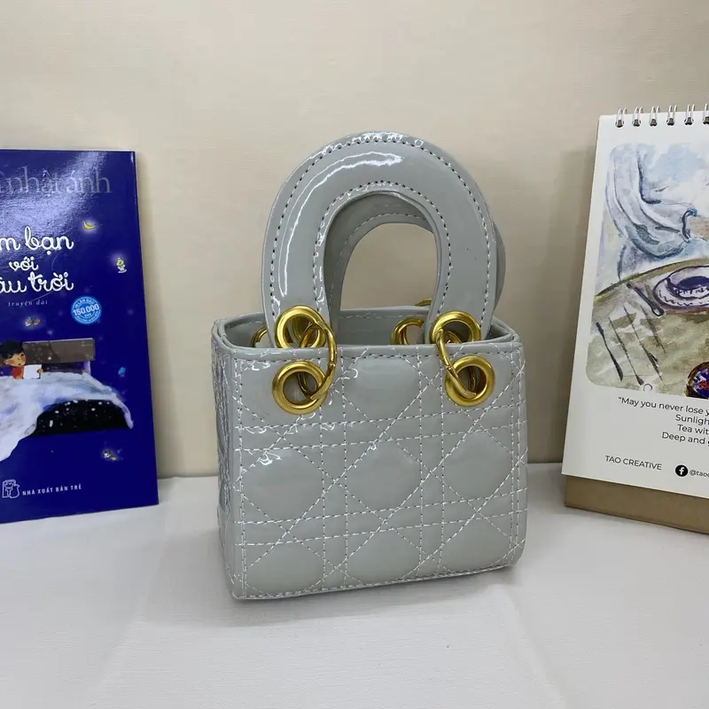 [Size 15cm]Túi Da Bóng phụ kiện vàng kèm chùm móc 4 chữ xinh xắn Bag nữ đi chơi đi tiệc sang chảng Kem Nhung 6
