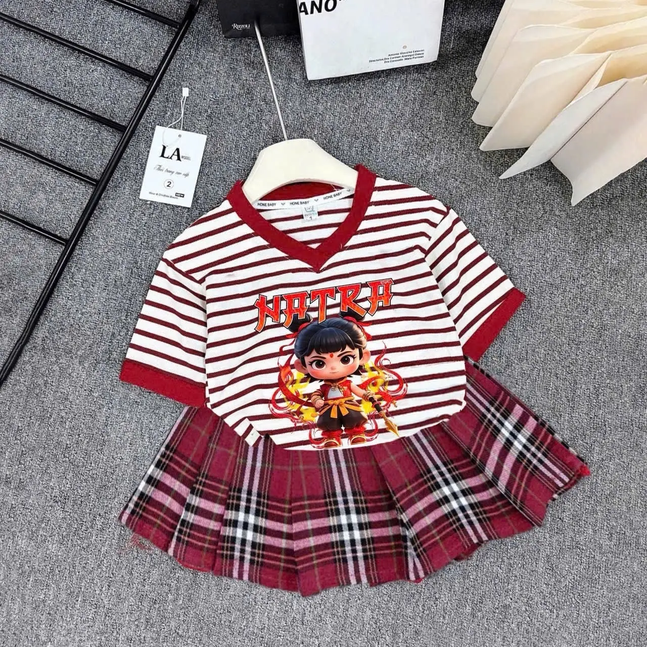 Set váy xếp ly kẻ in hình Na Tra hot hit mùa hè này cho bé iu sz 9-44kg