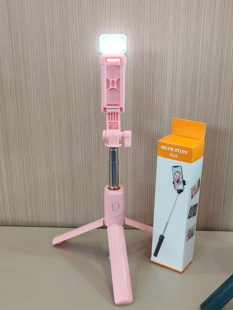 Product Introduction of Portable R1s Selfie Stick with Bluetooth Remote Control and Fill Light for Live Streaming tripod 5
