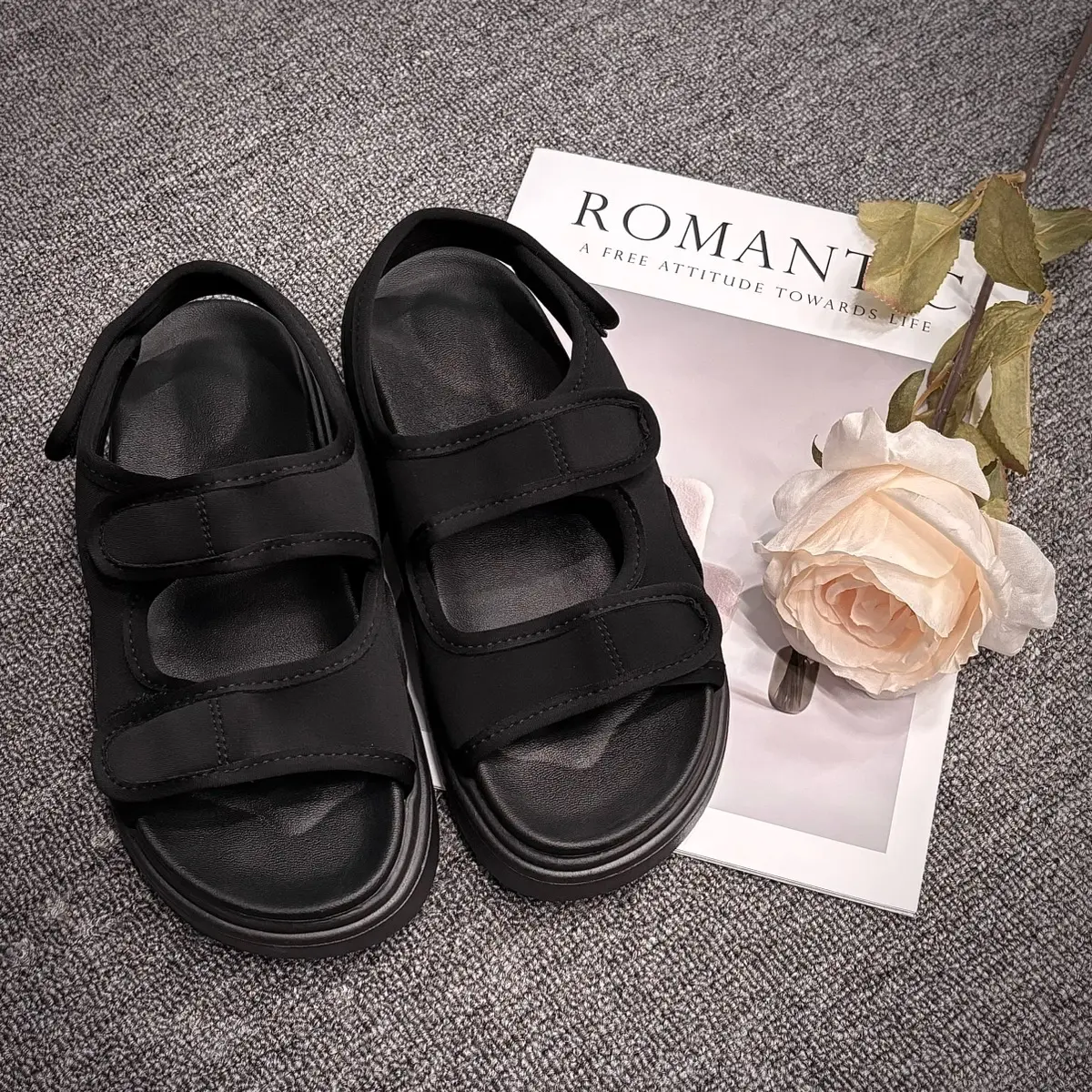 Dép sandal nữ QCCC quai ngang dán đi học đơn giản phong cách thể thao cá tính( lùi 1sz )