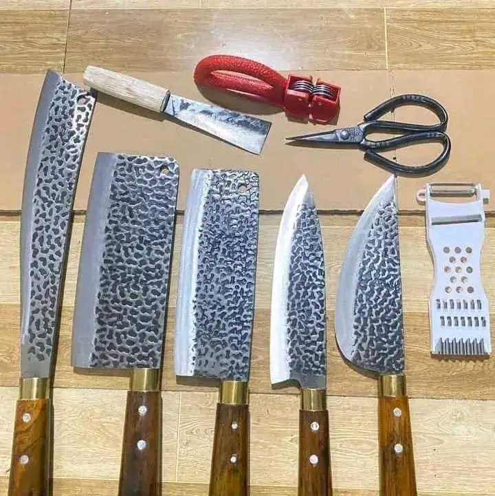 BỘ DAO 9 MÓN. HÀNG LOẠI 1 (ĐÚNG NHƯ HÌNH)  LÀM TỪ NHÍP XE Ô TÔ.  CHẮC CHẮN, SẮC BÉN  KO TÉT RỈ. MỖI GĐ NÊN CÓ 1 BỘ SẮM 1 LẦN DÙNG DÙNG CẢ ĐỜI   100% KH PHẢN HỒI LÀ MẪU DAO DÙNG RẤT TỐT ,   CHỈ 189k/1 bộ  ĐƯỢC KIỂM TRA HÀNG ĐÚNG MỚI NHẬN Ạ.