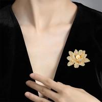 Gambar Brooch Premium Bunga Mutiara Emas – Desain Lotus Elegan,Pakaian Sehari-hari, Anti Alergi untuk Aksesori Busana Wanita 【TOPSLINGS】 - Bros dari allglowsid Kota Cimahi 4 Tokopedia