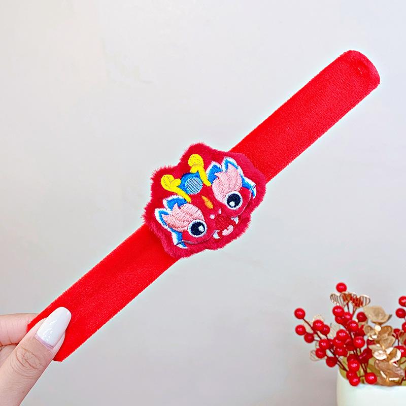 Product Introduction of Scrunchies màu đỏ, vòng tay đa chức năng, búp bê dễ thương, vòng tay vải nỉ Mũ Cài Tóc, quà tặng lễ hội mùa xuân, phụ kiện thời trang trẻ em, năm mới 2025, AKKU 13