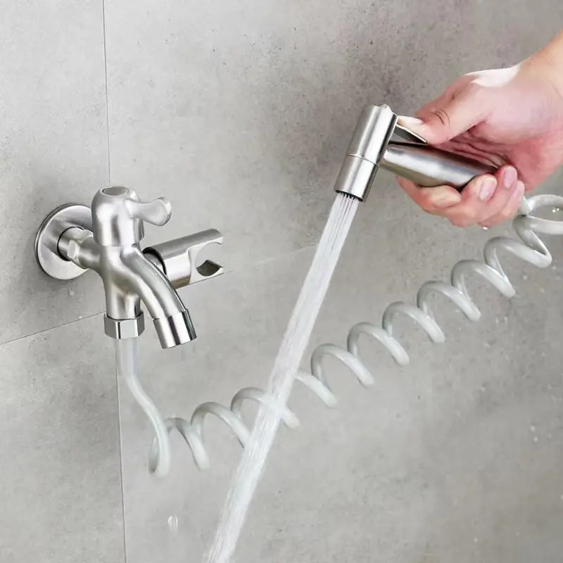 Vòi nước 2 đầu ra kèm vòi xịt vệ sinh chất liệu inox 304 bền bỉ tiện lợi, dây dẫn nước xoắn lò xo, thiết kế có giá đỡ gọn gàng 2